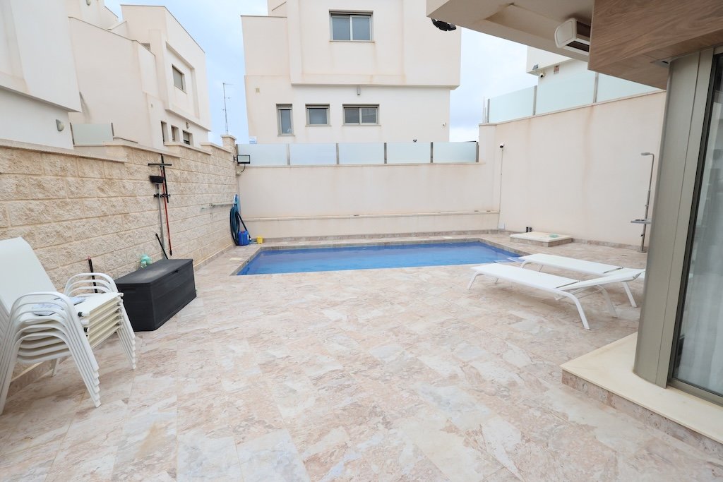 VILLA INDEPENDIENTE CON PISCINA PRIVADA EN ORIHUELA COSTA
