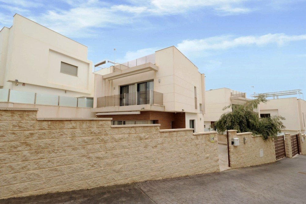 VILLA INDEPENDIENTE CON PISCINA PRIVADA EN ORIHUELA COSTA