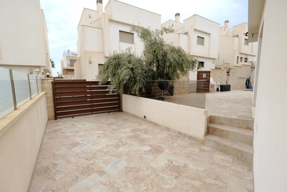 VILLA INDEPENDIENTE CON PISCINA PRIVADA EN ORIHUELA COSTA