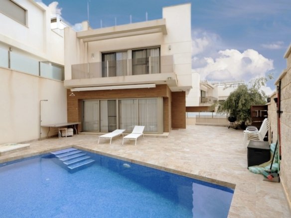 VILLA INDIVIDUELLE AVEC PISCINE PRIVÉE À ORIHUELA COSTA