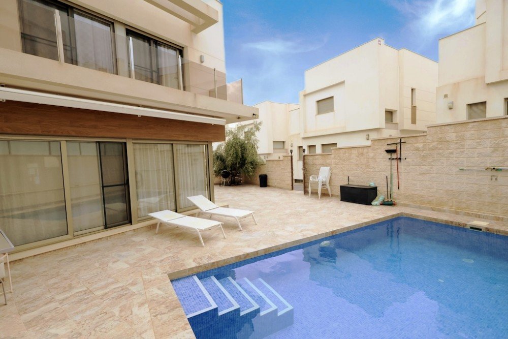 VILLA INDEPENDIENTE CON PISCINA PRIVADA EN ORIHUELA COSTA