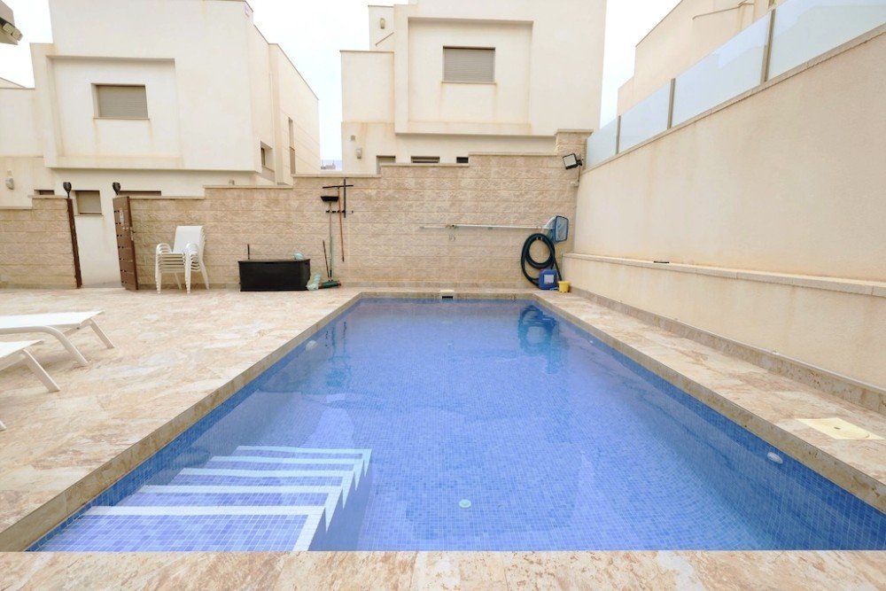 VILLA INDEPENDIENTE CON PISCINA PRIVADA EN ORIHUELA COSTA