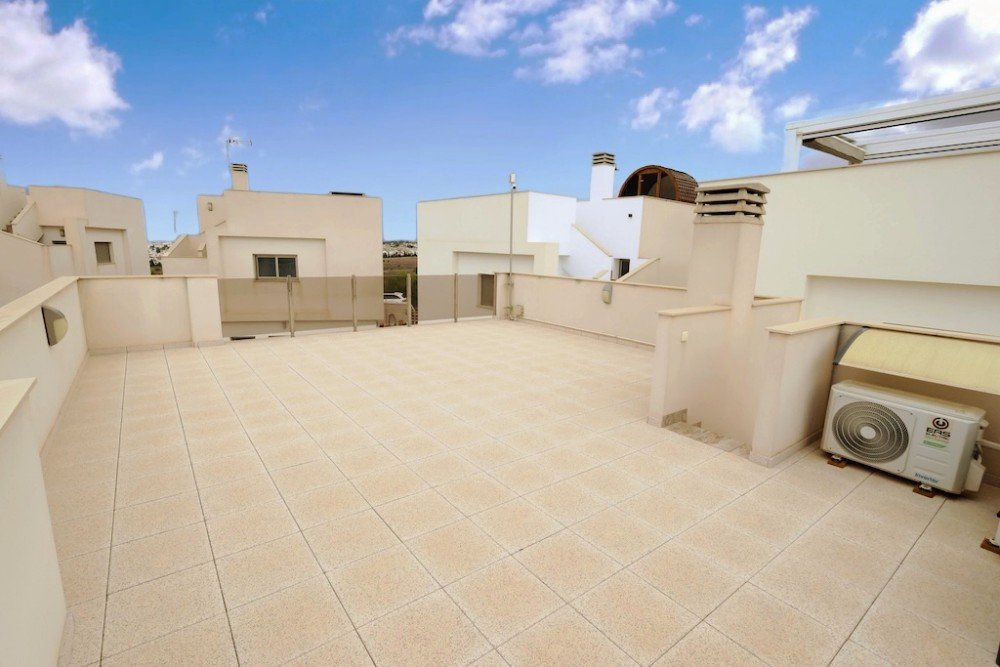 VILLA INDEPENDIENTE CON PISCINA PRIVADA EN ORIHUELA COSTA
