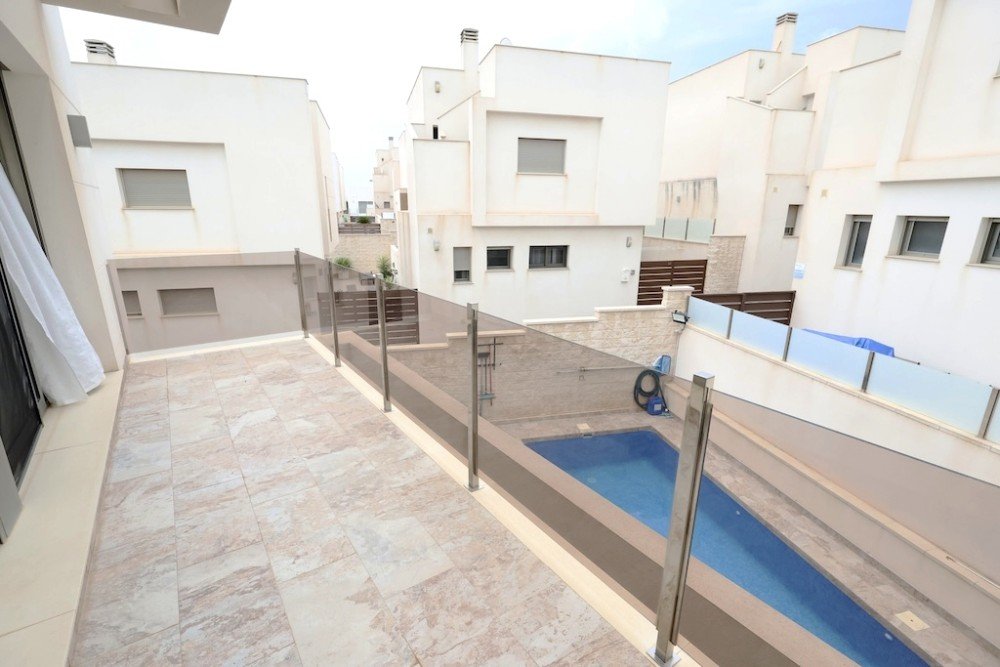 VILLA INDEPENDIENTE CON PISCINA PRIVADA EN ORIHUELA COSTA