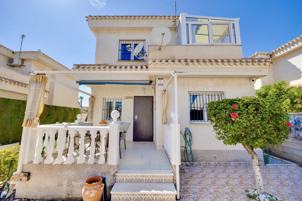 DETACHED VILLA IN PLAYA FLAMENCA, NEAR LA ZENIA BOULEVARD