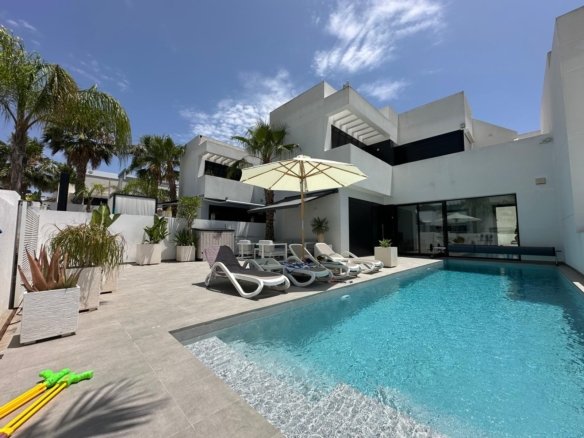MAGNIFIQUE VILLA SEMI-DÉTACHÉE À LA MARINA